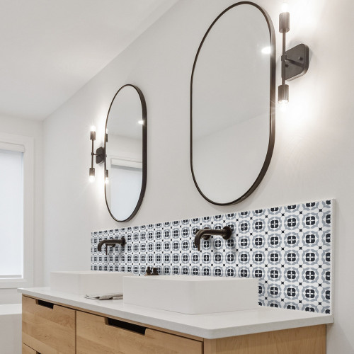 crédence salle de bain aluminium - carreaux de ciment blanc